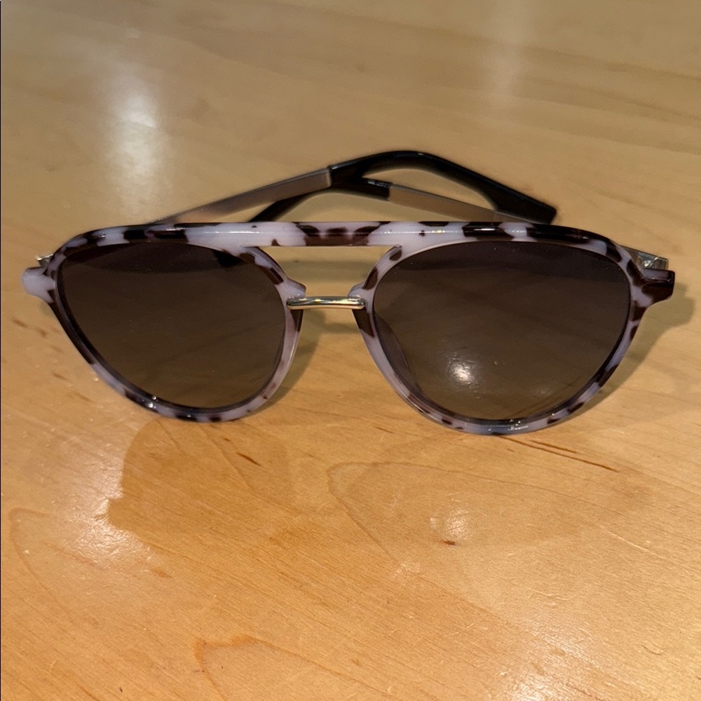 Elegant Tortoiseshell Sunglasses